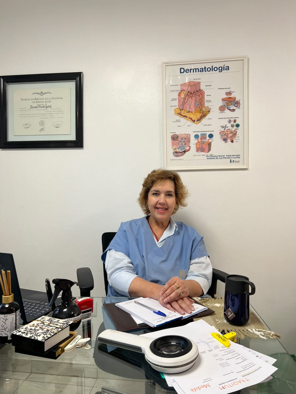Dra. Rosana Noemí Yaluk en su consultorio - Especialista en Dermatología